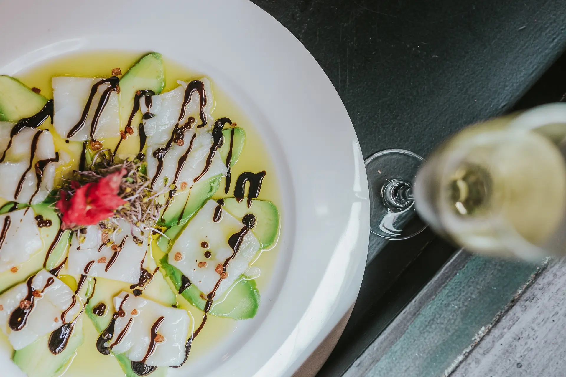 Carpaccio de aguacate y bacalao